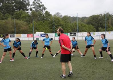 Imagen secundaria 1 - Urraca Femenino | Manuel: «Es la mejor temporada del fútbol regional en Asturias»