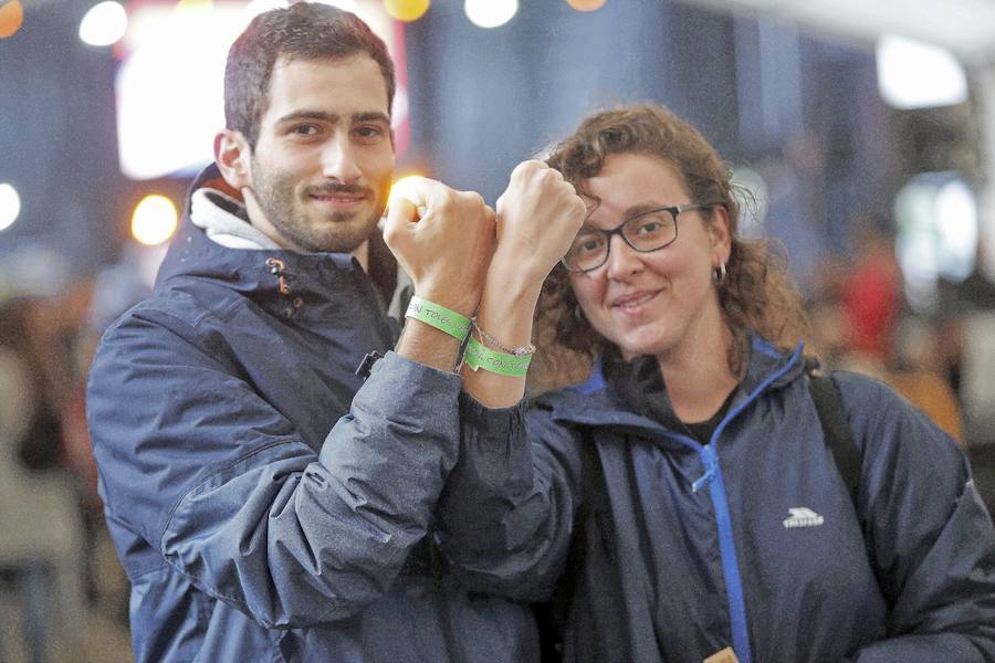2.300 personas, según la organización, han disfrutado en el parque Hermanos Castro de Gijón del XXX Conciertu pola Oficialidá, una cita reivindicativa impulsada por la Xunta pola Defensa de la Llingua Asturiana que ha contado con la participación de Tejedor, Dixebra, L-R, y Skama la Rede, entre otros.