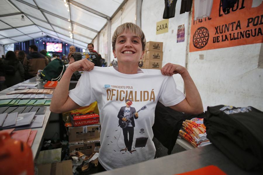 2.300 personas, según la organización, han disfrutado en el parque Hermanos Castro de Gijón del XXX Conciertu pola Oficialidá, una cita reivindicativa impulsada por la Xunta pola Defensa de la Llingua Asturiana que ha contado con la participación de Tejedor, Dixebra, L-R, y Skama la Rede, entre otros.