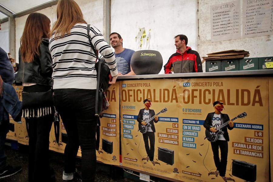 2.300 personas, según la organización, han disfrutado en el parque Hermanos Castro de Gijón del XXX Conciertu pola Oficialidá, una cita reivindicativa impulsada por la Xunta pola Defensa de la Llingua Asturiana que ha contado con la participación de Tejedor, Dixebra, L-R, y Skama la Rede, entre otros.