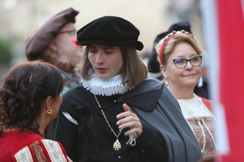 El actor Pablo Castañón, caracterizado como Pedro Menéndez de Avilés recorre durante tres días las calles acompañado por primera ves de la asociación Kerveros, que se ocupa de la recreación histórica.