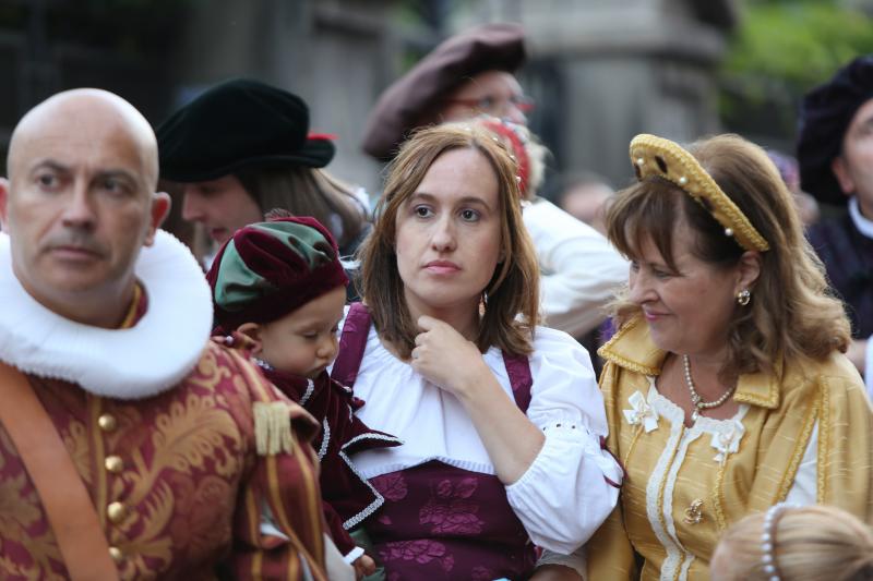 El actor Pablo Castañón, caracterizado como Pedro Menéndez de Avilés recorre durante tres días las calles acompañado por primera ves de la asociación Kerveros, que se ocupa de la recreación histórica.