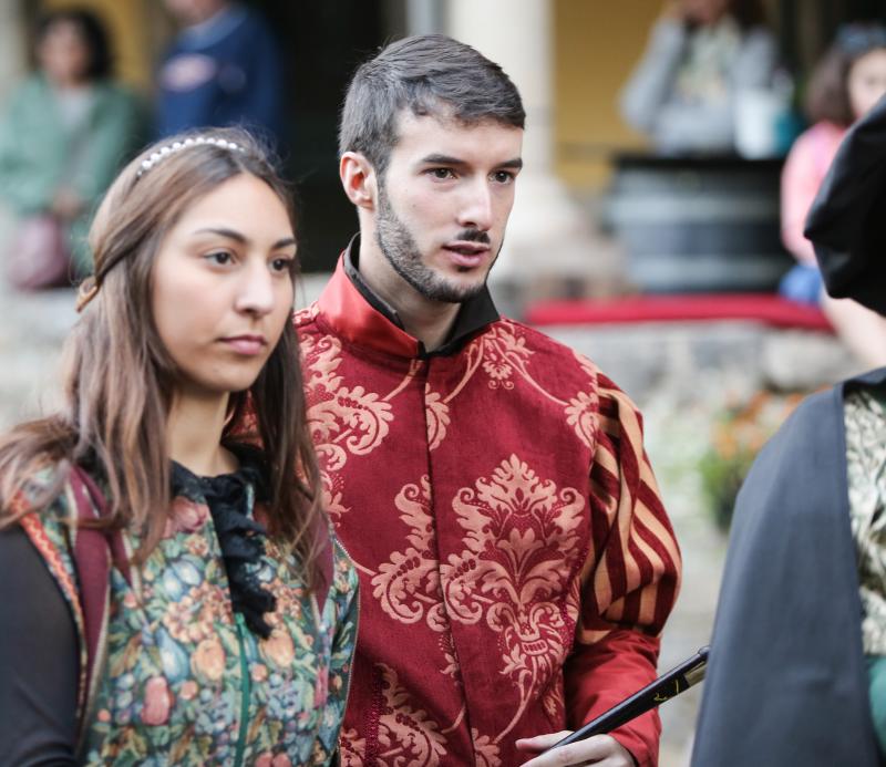 El actor Pablo Castañón, caracterizado como Pedro Menéndez de Avilés recorre durante tres días las calles acompañado por primera ves de la asociación Kerveros, que se ocupa de la recreación histórica.