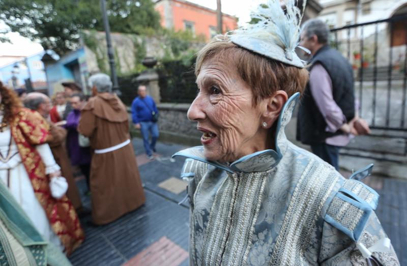 El actor Pablo Castañón, caracterizado como Pedro Menéndez de Avilés recorre durante tres días las calles acompañado por primera ves de la asociación Kerveros, que se ocupa de la recreación histórica.