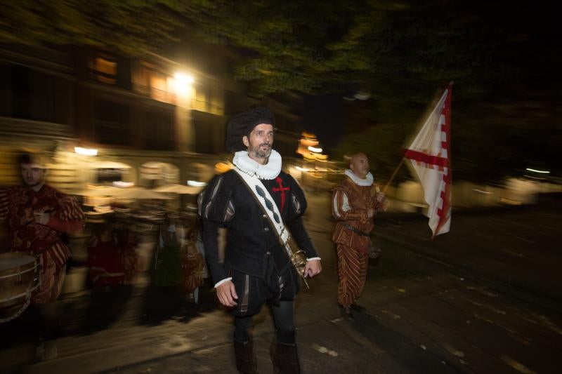 El actor Pablo Castañón, caracterizado como Pedro Menéndez de Avilés recorre durante tres días las calles acompañado por primera ves de la asociación Kerveros, que se ocupa de la recreación histórica.