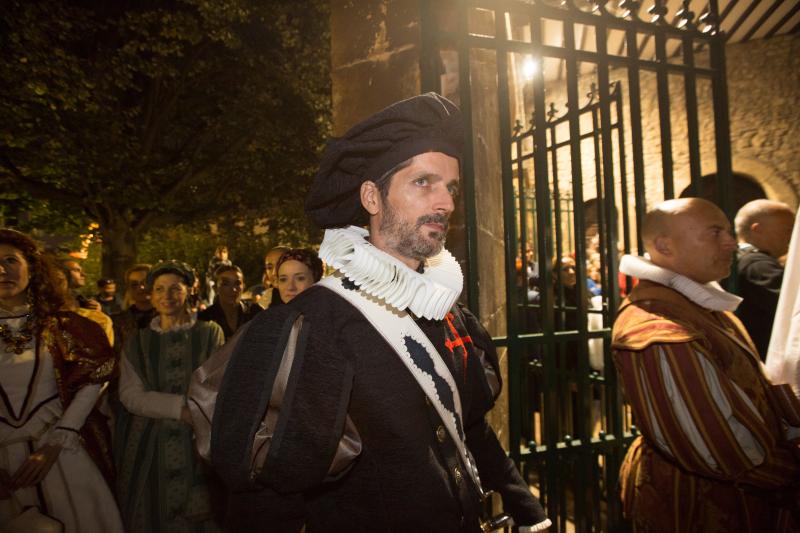 El actor Pablo Castañón, caracterizado como Pedro Menéndez de Avilés recorre durante tres días las calles acompañado por primera ves de la asociación Kerveros, que se ocupa de la recreación histórica.