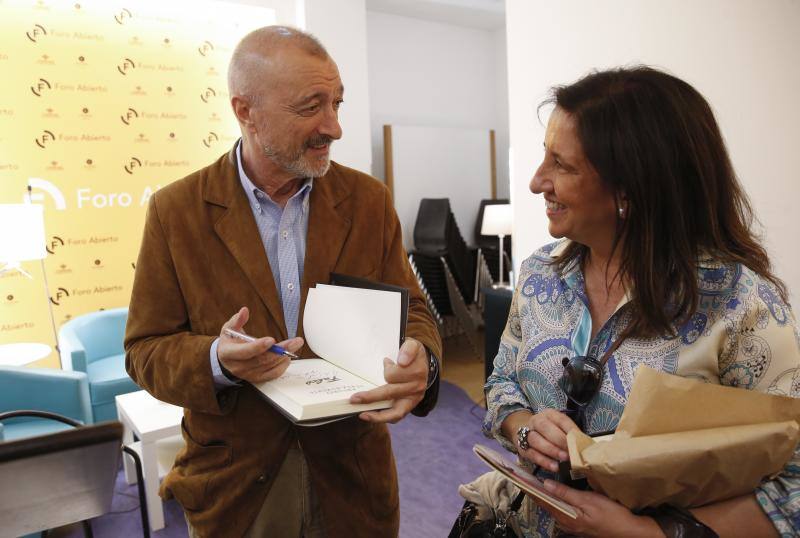 La librería Cervantes de la capital asturiana contó con la presencia del autor de 'Sabotaje', donde estuvo firmando ejemplares.