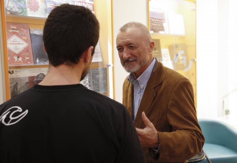 La librería Cervantes de la capital asturiana contó con la presencia del autor de 'Sabotaje', donde estuvo firmando ejemplares.