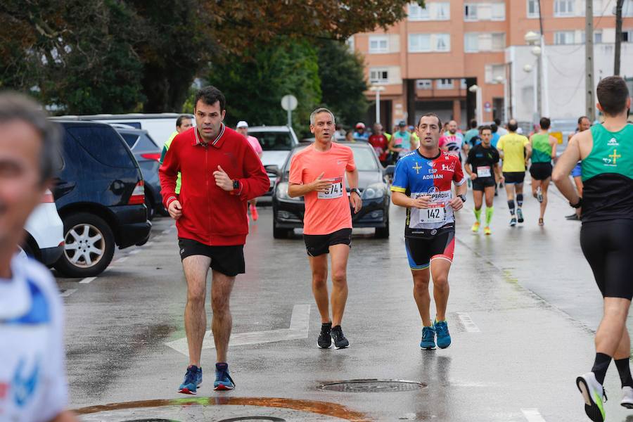 El Santa Olaya y el Grupo han vuelto a unirse este domingo por el deporte, con motivo de la carrera con la que cada temporada estrechan vínculos. Más de 600 corredores tomaron parte en la prueba. 