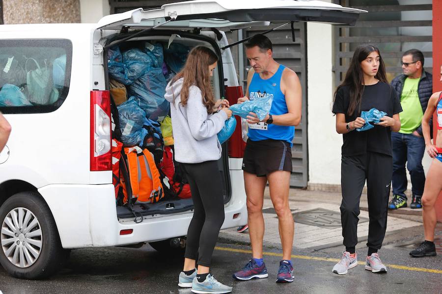 El Santa Olaya y el Grupo han vuelto a unirse este domingo por el deporte, con motivo de la carrera con la que cada temporada estrechan vínculos. Más de 600 corredores tomaron parte en la prueba. 