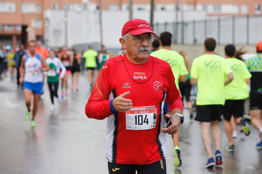 El Santa Olaya y el Grupo han vuelto a unirse este domingo por el deporte, con motivo de la carrera con la que cada temporada estrechan vínculos. Más de 600 corredores tomaron parte en la prueba. 