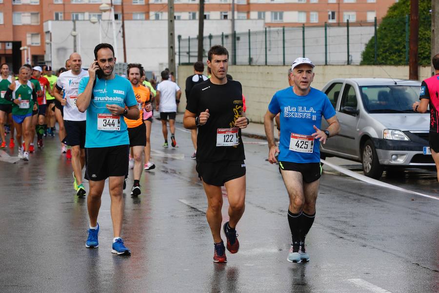 El Santa Olaya y el Grupo han vuelto a unirse este domingo por el deporte, con motivo de la carrera con la que cada temporada estrechan vínculos. Más de 600 corredores tomaron parte en la prueba. 