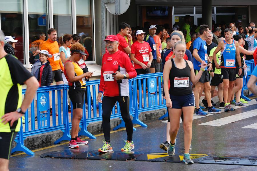 El Santa Olaya y el Grupo han vuelto a unirse este domingo por el deporte, con motivo de la carrera con la que cada temporada estrechan vínculos. Más de 600 corredores tomaron parte en la prueba. 