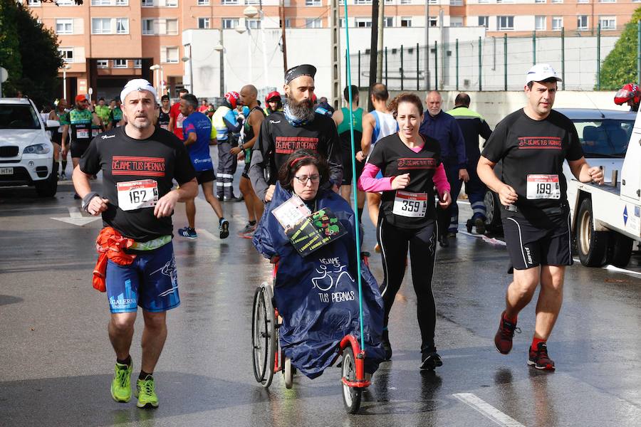 El Santa Olaya y el Grupo han vuelto a unirse este domingo por el deporte, con motivo de la carrera con la que cada temporada estrechan vínculos. Más de 600 corredores tomaron parte en la prueba. 