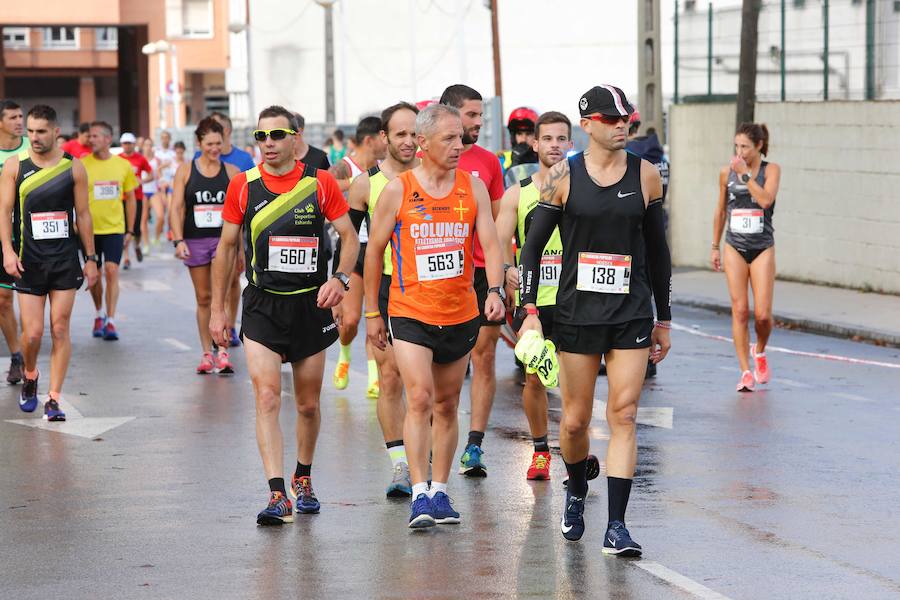 El Santa Olaya y el Grupo han vuelto a unirse este domingo por el deporte, con motivo de la carrera con la que cada temporada estrechan vínculos. Más de 600 corredores tomaron parte en la prueba. 