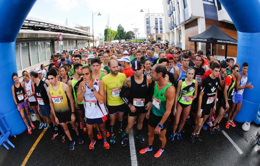 El Santa Olaya y el Grupo han vuelto a unirse este domingo por el deporte, con motivo de la carrera con la que cada temporada estrechan vínculos. Más de 600 corredores tomaron parte en la prueba. 