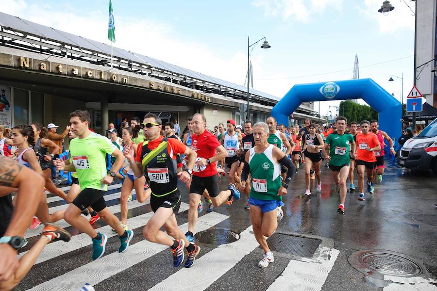 El Santa Olaya y el Grupo han vuelto a unirse este domingo por el deporte, con motivo de la carrera con la que cada temporada estrechan vínculos. Más de 600 corredores tomaron parte en la prueba. 