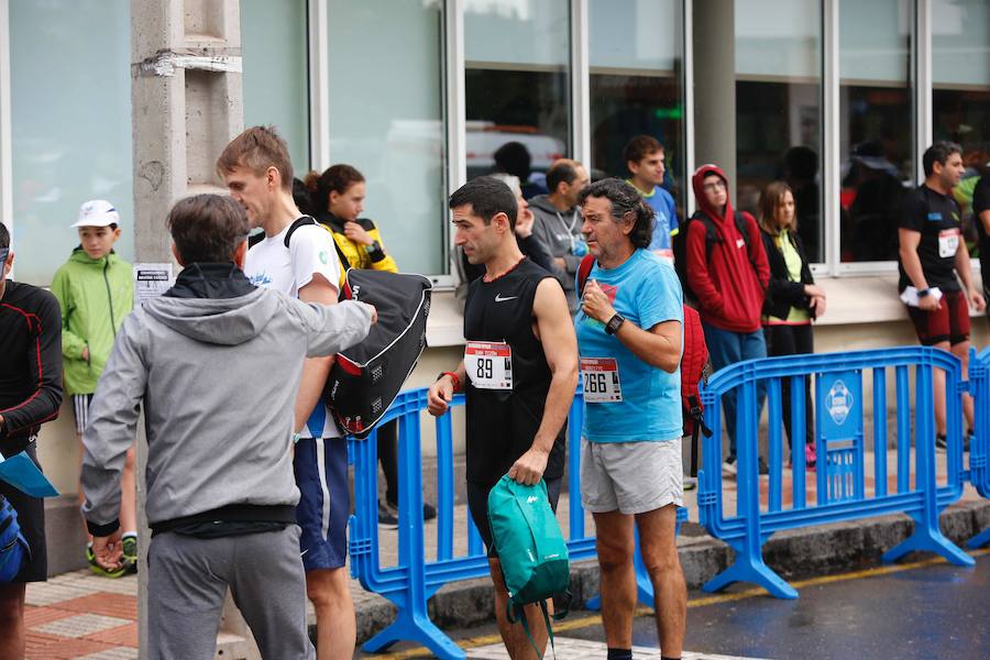 El Santa Olaya y el Grupo han vuelto a unirse este domingo por el deporte, con motivo de la carrera con la que cada temporada estrechan vínculos. Más de 600 corredores tomaron parte en la prueba. 