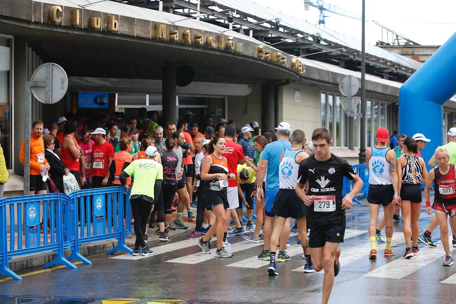 El Santa Olaya y el Grupo han vuelto a unirse este domingo por el deporte, con motivo de la carrera con la que cada temporada estrechan vínculos. Más de 600 corredores tomaron parte en la prueba. 