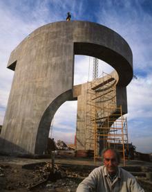 Imagen secundaria 2 - Arriba, Uriarte y Chillida, en Berlín. Abajo, montaje del 'Elogio' y Chillida en el proceso final de obras.