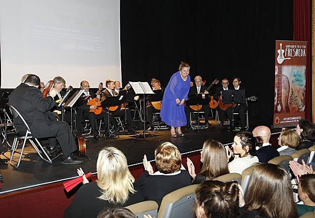 Paz Ramos, directora de la Sonatina Gijonesa, agradece el aplauso del público al término de una de las piezas. 