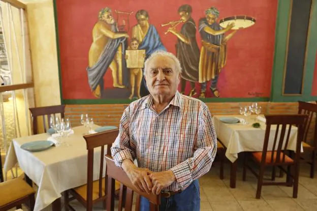 Manuel Carrizo posa en el restaurante 'La Casa Pompeyana', donde cuadros de su amigo Carlos Roces decoran las paredes. 