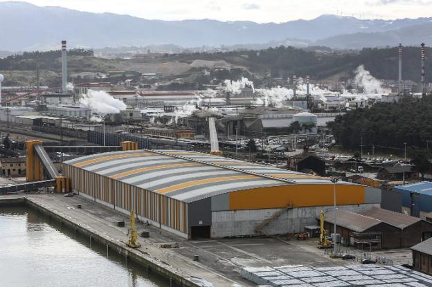 Una de las dos naves construidas por Asturiana de Zinc en el puerto de Avilés para almacenar la blenda y reducir la contaminación. 