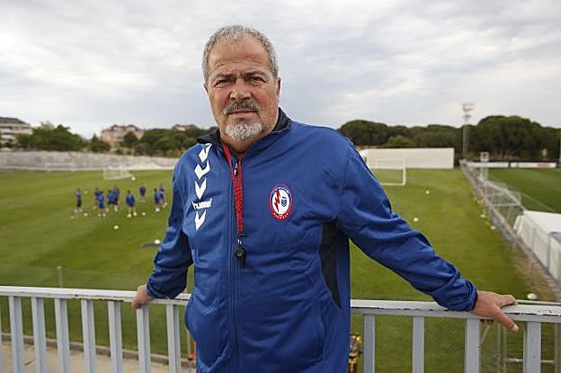 Antonio Iriondo, entrenador del Rayo Majadahonda, rival mañana del Sporting, en el Cerro del Espino. 