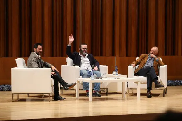 Antonio Lucas, Edu Galán y Arturo Pérez-Reverte, durante su charla en el Auditorio Príncipe Felipe. 