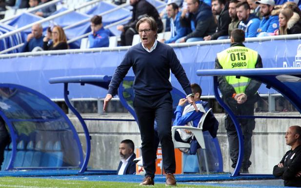 Anquela da instrucciones al equipo durante el Real Oviedo - Albacete.