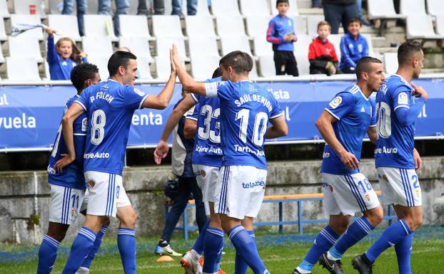 Jugada del Real Oviedo - Albacete en el Carlos Tartiere.