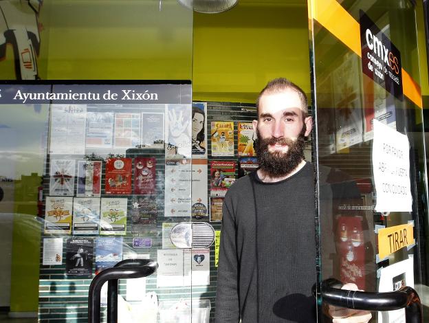 Álvaro Granda, en la sede del Conceyu de la Mocedá de Xixón. 