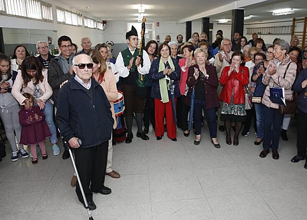 Cándido Viñas posa junto a amigos y vecinos tras su última misa como párroco de Tremañes. 