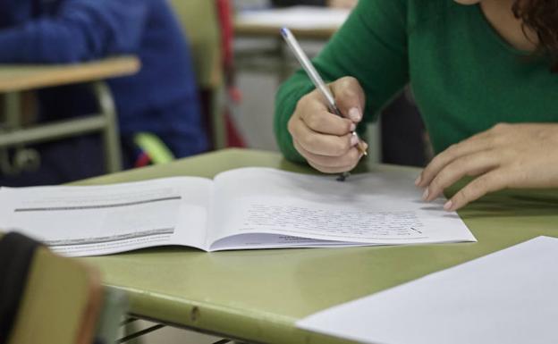 Una alumna durante un examen.