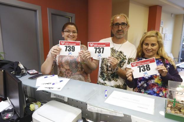 María Araujo, Antonio Díez y Jaqueline de León, con sus dorsales a favor de Mar de Niebla. 