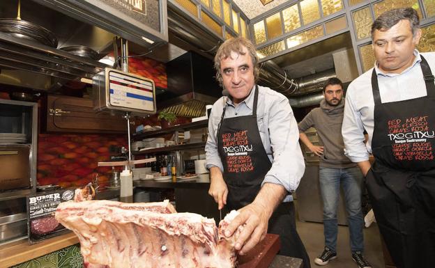 Imanol Jaca corta unapieza de Txogitsu en Oviedo.