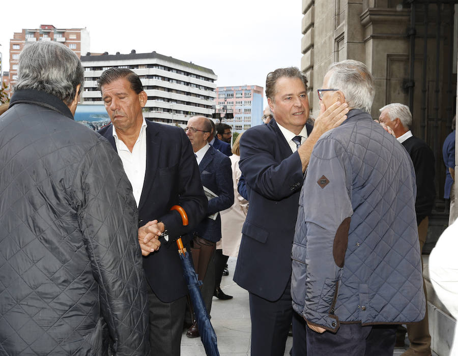 Una gran representación de la sociedad gijonesa y asturiana llena la iglesia San José para dar el último adiós al abogado