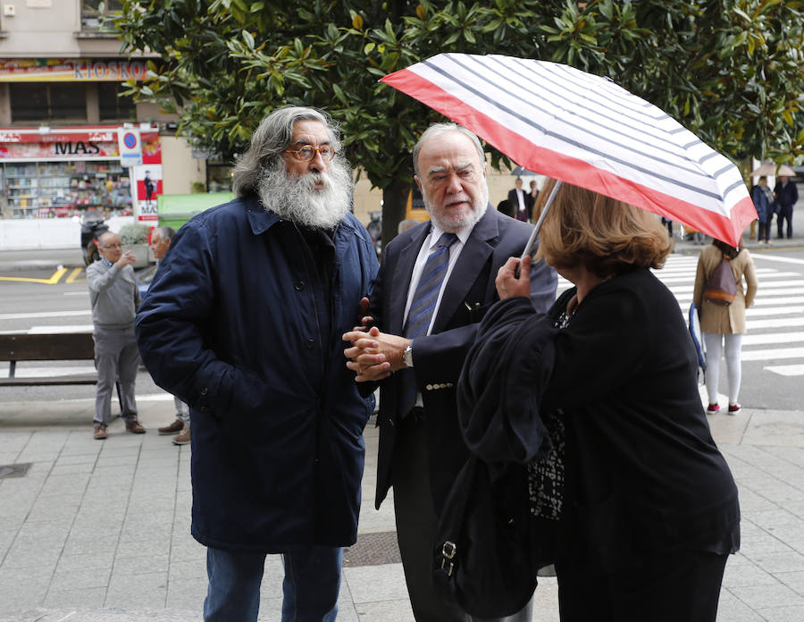 Una gran representación de la sociedad gijonesa y asturiana llena la iglesia San José para dar el último adiós al abogado