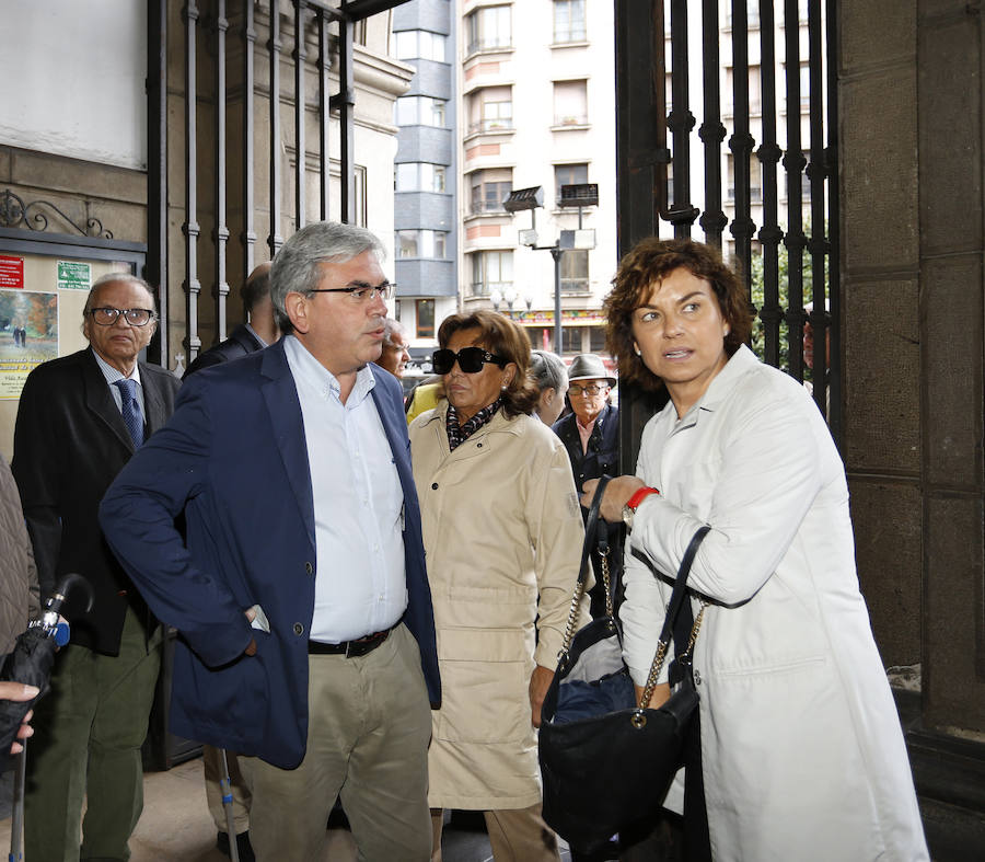 Una gran representación de la sociedad gijonesa y asturiana llena la iglesia San José para dar el último adiós al abogado
