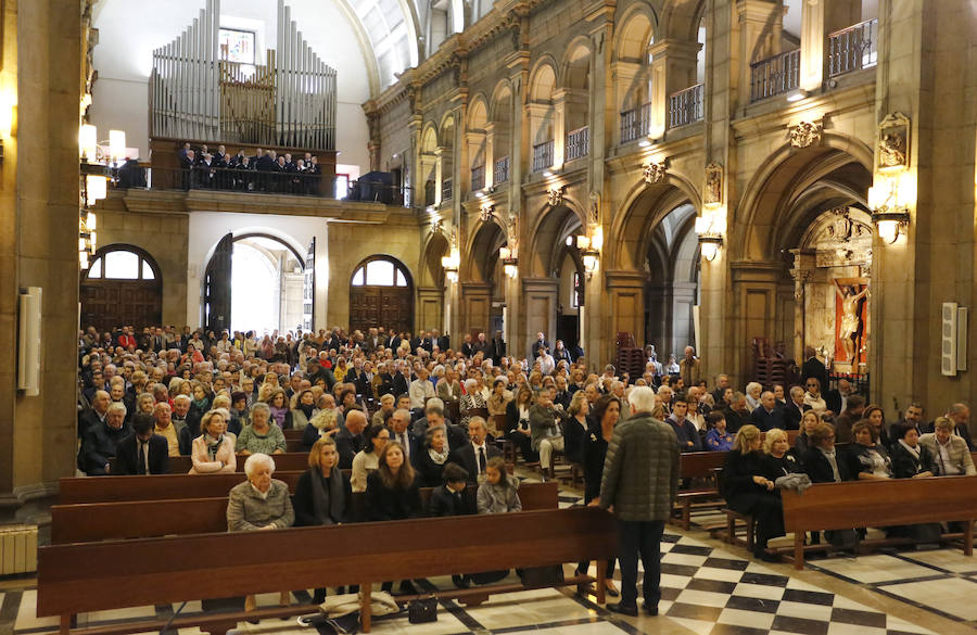 Una gran representación de la sociedad gijonesa y asturiana llena la iglesia San José para dar el último adiós al abogado