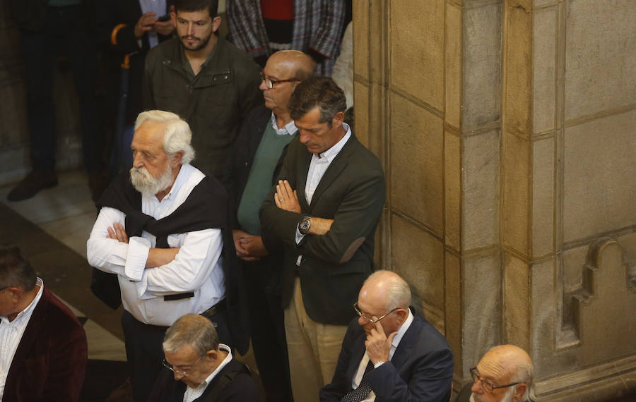 Una gran representación de la sociedad gijonesa y asturiana llena la iglesia San José para dar el último adiós al abogado