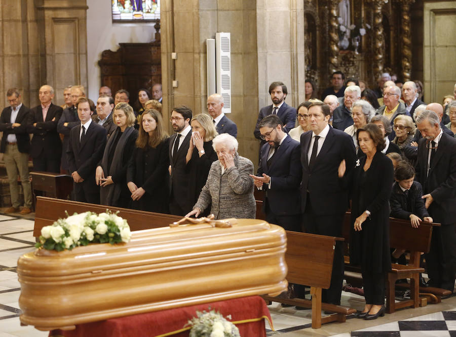 Una gran representación de la sociedad gijonesa y asturiana llena la iglesia San José para dar el último adiós al abogado