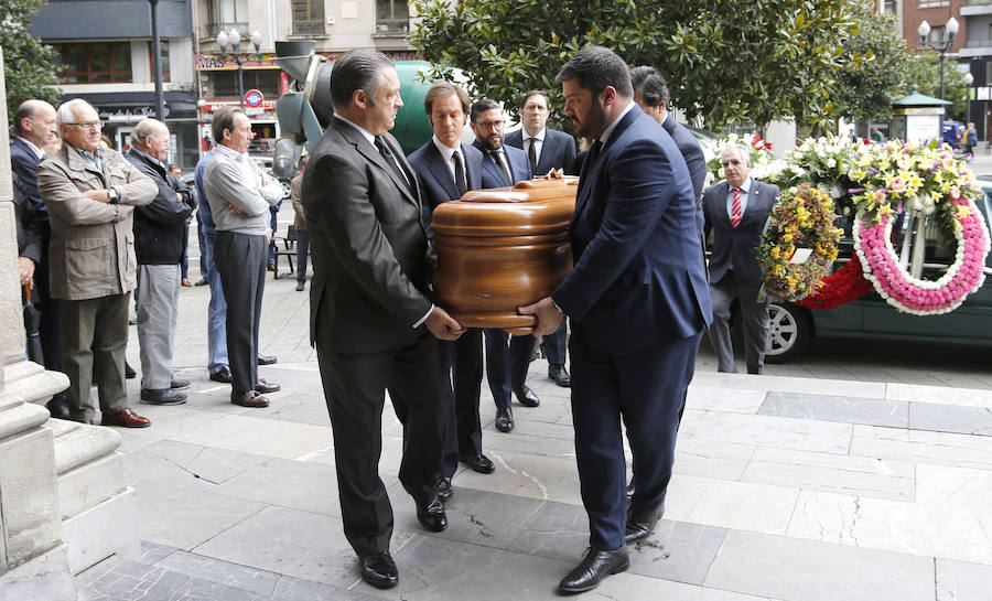 Una gran representación de la sociedad gijonesa y asturiana llena la iglesia San José para dar el último adiós al abogado