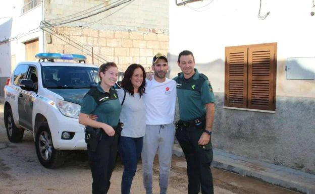 Sergio Mantas junto a la madre de la niña que rescató y el hermano de Adán Heredia.