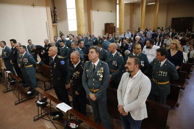 El primer término, el vicealcalde de Mieres, Manuel Ángel Álvarez, junto con el capitán de la Guardia Civil, José Luis Fernández. 
