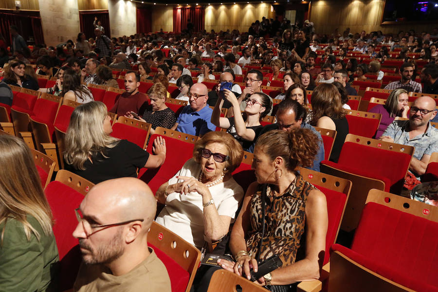 Ana Martínez, Rocío Fernández, Paula Rodríguez y Sonia Camblor fueron las encargadas de llevar el coche antes de la proyección de la película de,l cineasta, haciendo paradas en El Molinón, la Feria de Muestras, el Botánico, las 'Letronas', la estatua de Pelayo, el árbol de la sidra y, cómo no, la playa de San Lorenzo.