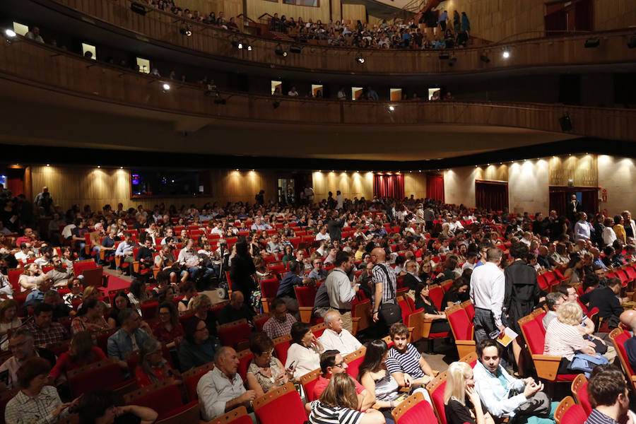 Ana Martínez, Rocío Fernández, Paula Rodríguez y Sonia Camblor fueron las encargadas de llevar el coche antes de la proyección de la película de,l cineasta, haciendo paradas en El Molinón, la Feria de Muestras, el Botánico, las 'Letronas', la estatua de Pelayo, el árbol de la sidra y, cómo no, la playa de San Lorenzo.