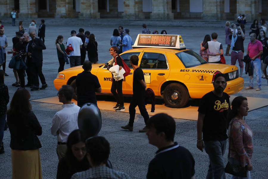 Ana Martínez, Rocío Fernández, Paula Rodríguez y Sonia Camblor fueron las encargadas de llevar el coche antes de la proyección de la película de,l cineasta, haciendo paradas en El Molinón, la Feria de Muestras, el Botánico, las 'Letronas', la estatua de Pelayo, el árbol de la sidra y, cómo no, la playa de San Lorenzo.