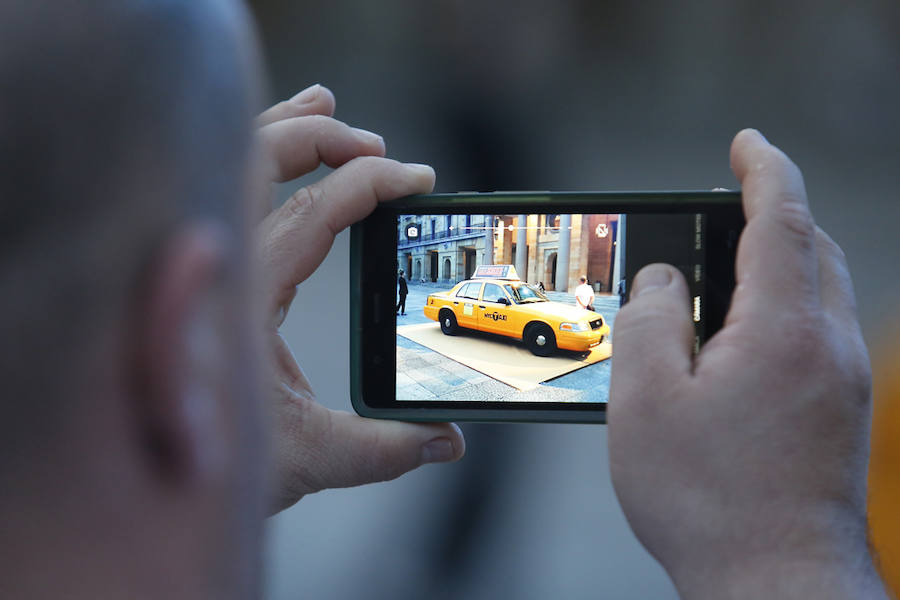 Ana Martínez, Rocío Fernández, Paula Rodríguez y Sonia Camblor fueron las encargadas de llevar el coche antes de la proyección de la película de,l cineasta, haciendo paradas en El Molinón, la Feria de Muestras, el Botánico, las 'Letronas', la estatua de Pelayo, el árbol de la sidra y, cómo no, la playa de San Lorenzo.