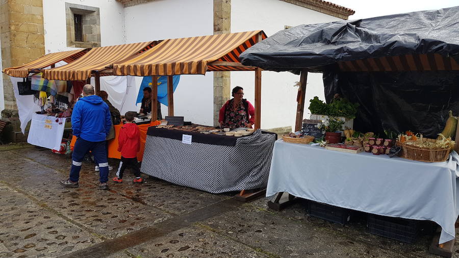 Soto de Luiña celebra 'El mercadín' con expositores de productos del campo 